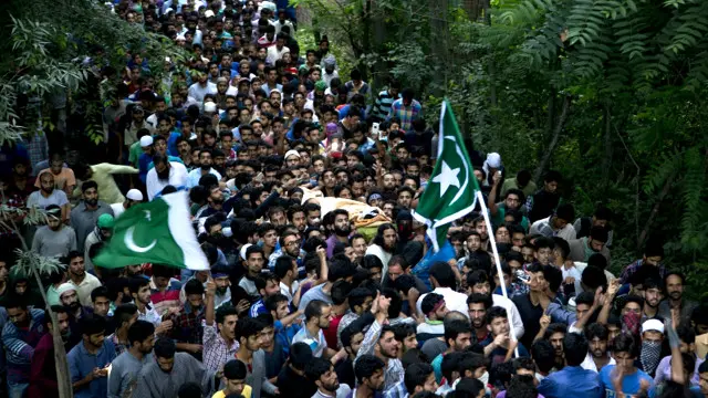 علیحدگی پسند کمانڈر برہان وانی کے جنازے میں بڑی تعداد میں لوگ شامل ہوئے جبکہ جگہ جگہ غائبانہ نماز بھی ادا کی گئي