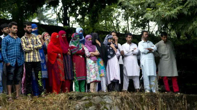 बुरहान को आखिरी सलाम करने आए लोग