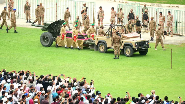 عبدالستار ایدھی کے جسد خاکی کو سنیچر کی صبح سرد خانے سے میٹھا در میں واقع اُن کی رہائش گاہ منتقل کیا گیا جہاں غسل کے بعد قومی پرچم میں لپٹی ان کی میّت توپ گاڑی پر رکھ کر نیشنل سٹیڈیم لے جائی گئی۔