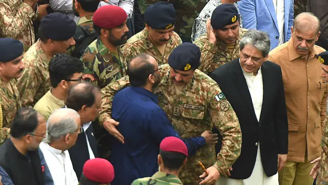 عبدالستار ایدھی کے صاحب زادے فیصل ایدھی نے میڈیا سے بات کرتے ہوئے حکومت سے اپیل کی تھی کہ عبدالستار ایدھی کے جنازے کے لیے سڑکیں بند نہ کی جائیں۔ 