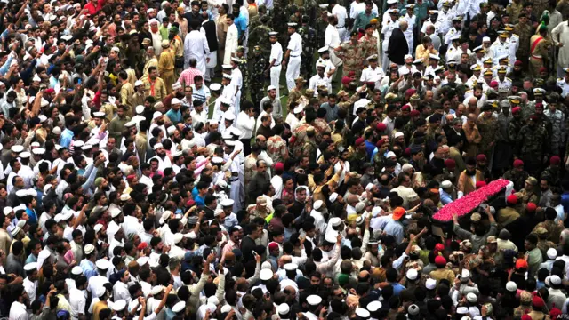 نمازِ جنازہ میں اعلیٰ شخصیات کے علاوہ عوام کی بڑی تعداد شریک ہوئی ہے۔