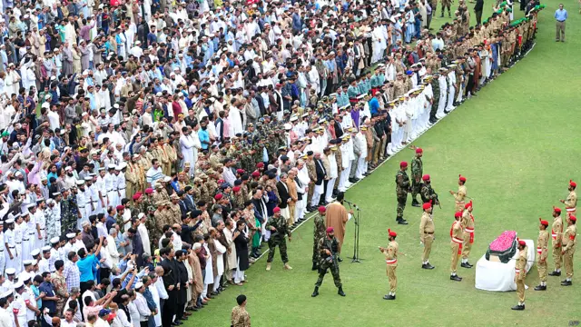 کراچی میں فلاحی تنظیم ایدھی فاؤنڈیشن کے بانی عبدالستار ایدھی کی نمازِ جنازہ کراچی کے نیشنل سٹیڈیم میں ادا کرنے کے بعد ایدھی ویلیج میں سپردخاک کر دیا گیا۔