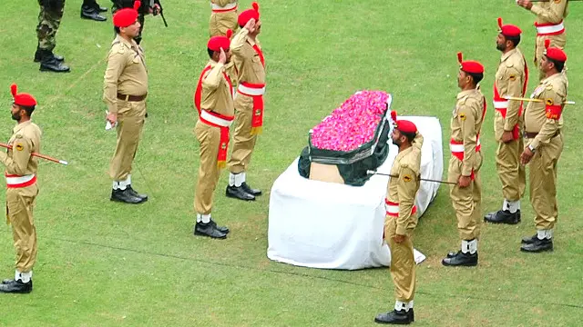 عبدالستار ایدھی کی قومی پرچم میں لپٹی ان کی میّت نیشنل سٹیڈیم لے جائی گئی
