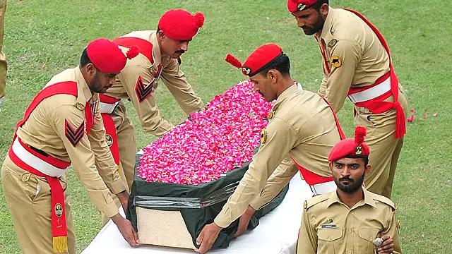 ایدھی کی میت پاکستان کے قومی پرچم میں لپیٹ کر توپ گاڑی پر لائی گئی