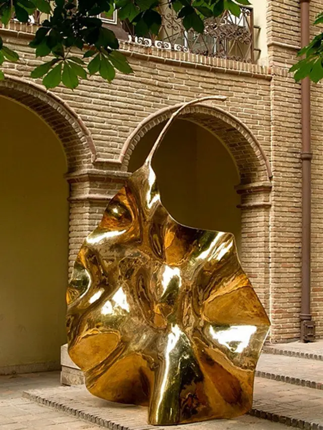 سازنده این مجسمه گفته اگر بخواهد مجددا مجسمه را بسازد، بین ۳۰ تا ۳۵ میلیون تومان هزینه‌ ساخت آن می‌شود