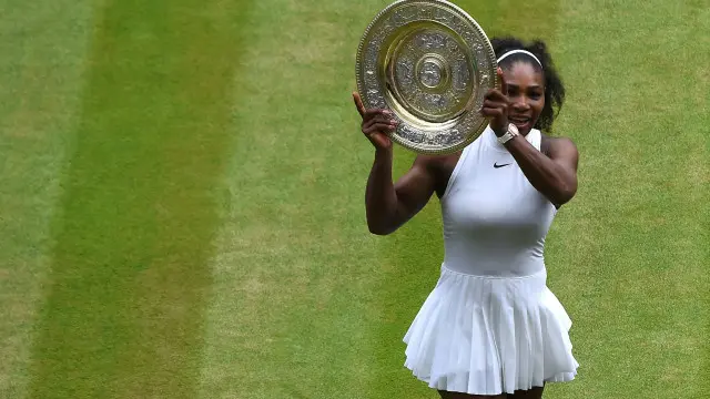 سيرينا تحمل جائزة الفوز ببطولة ويمبلدون للمرة السابعة في مشوارها الرياضي