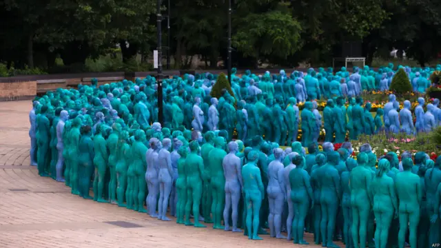 समुद्री विरासत का जश्न मनाते लोग.