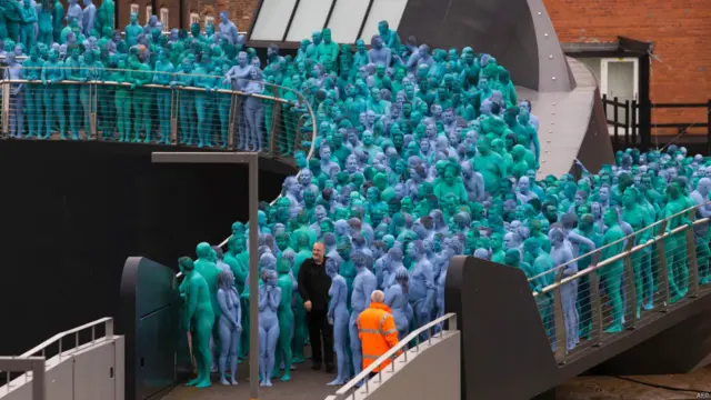 समुद्री विरासत का जश्न मनाते लोग.