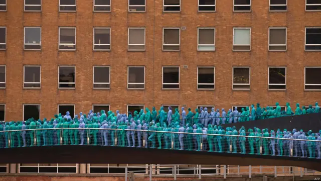 समुद्री विरासत का जश्न मनाते लोग.