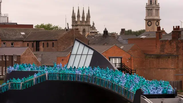 समुद्री विरासत का जश्न मनाते लोग.