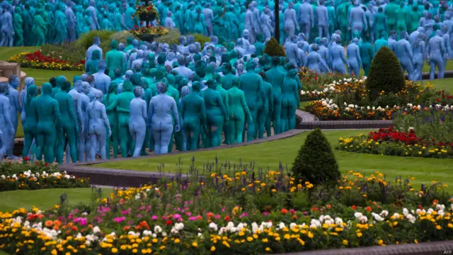 समुद्री विरासत का जश्न मनाते लोग.