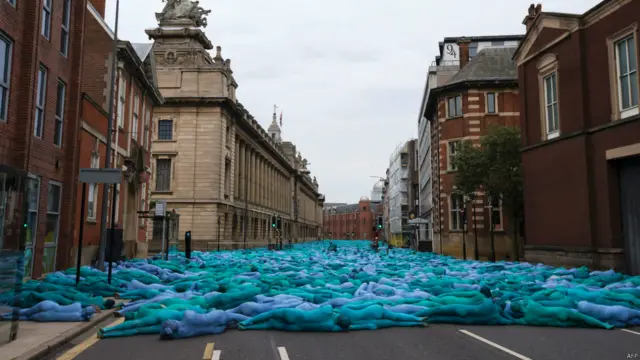 समुद्री विरासत का जश्न मनाते लोग.