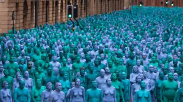 Sedikitnya ada 3.000 sukarelawan yang turut serta telanjang dengan tubuh dicat biru utnuk karya seni Spencer Tunick.