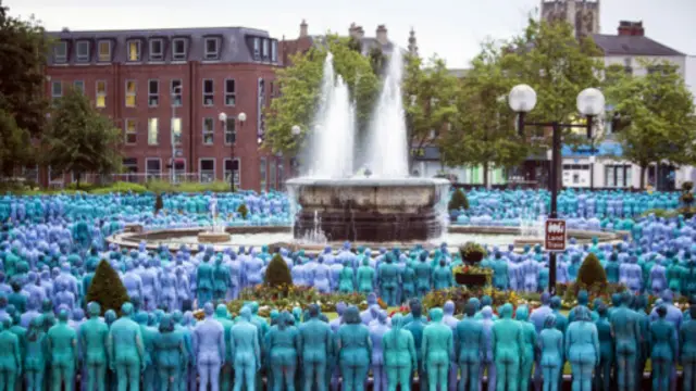 自願者在清晨天亮以前聚集在赫爾市中心的女王花園