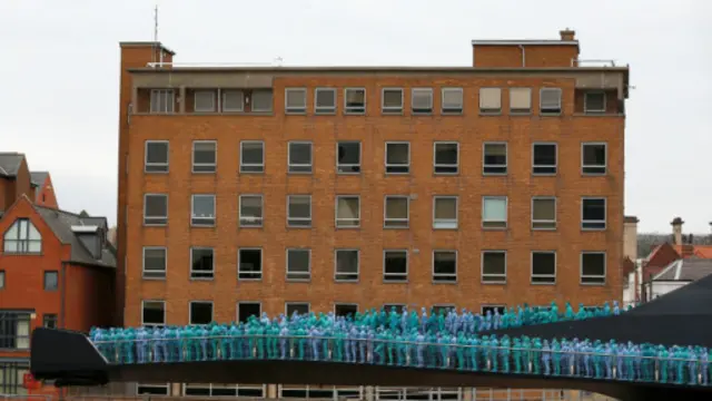 人體身上塗成四種不同深淺的藍色代表水