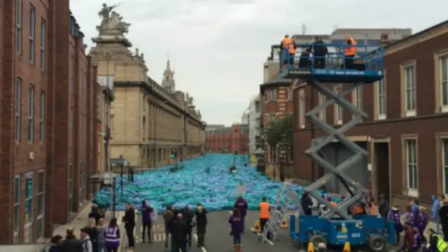 3,200個藍色的人體佔據在赫爾市中心大街上
