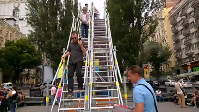 Згори відкривається вигляд на Бесарабський ринок та бульвар Шевченка