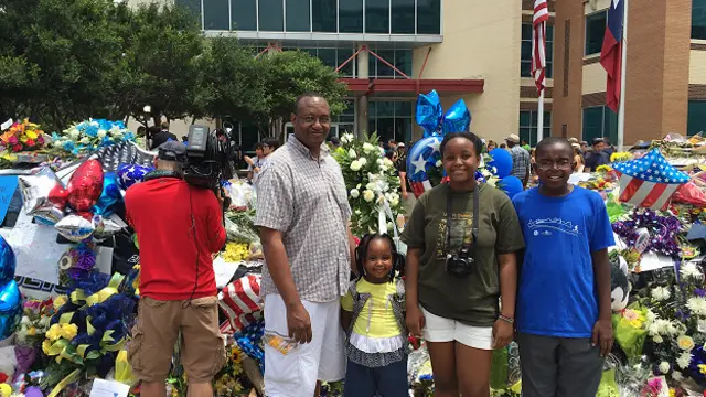 پیتر مورو و سه فرزندش در برابر مقر پلیس دالاس برای همدردی با قربانیان واقعه پنجشنبه - عکس از هادی نیلی 