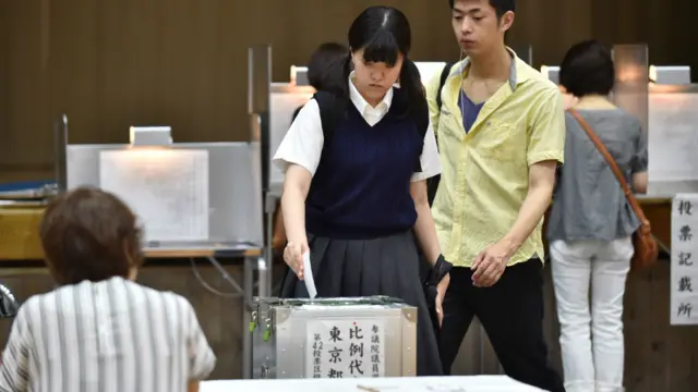 东京某投票所内一名女高中生投票（10/7/2016）
