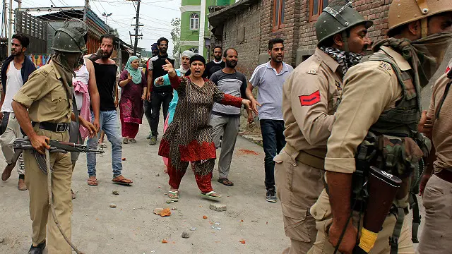 مظاہرین کا کہنا ہے کہ فورسز زخمیوں کو ہسپتال لے کر جانے والی ایمبولینسزکو بھی نشانہ بناتے ہیں