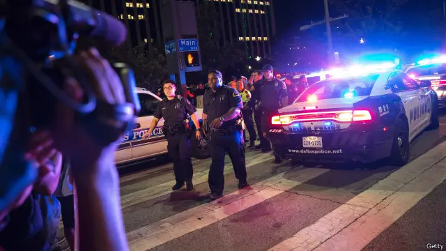 Lima anggota polisi AS tewas dan tujuh lainnya mengalami cedera di Kota Dallas, AS akibat aksi penembakan oleh Micah Johnson, veteran tentara berusia 25 tahun.