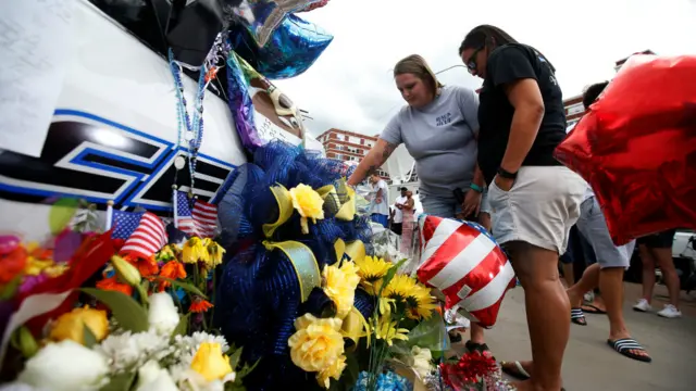 民眾在達拉斯警察總部獻花