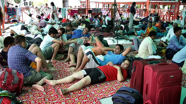 एक कैंप में आराम करते अमरनाथ जाने वाले यात्री.