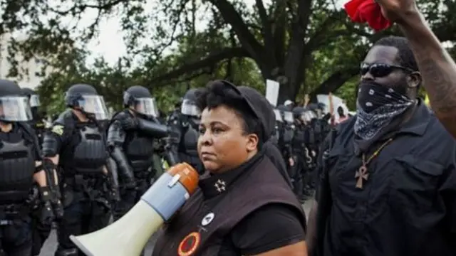 أعضاء من حزب "الفهود السود" واجهوا أفراد الشرطة