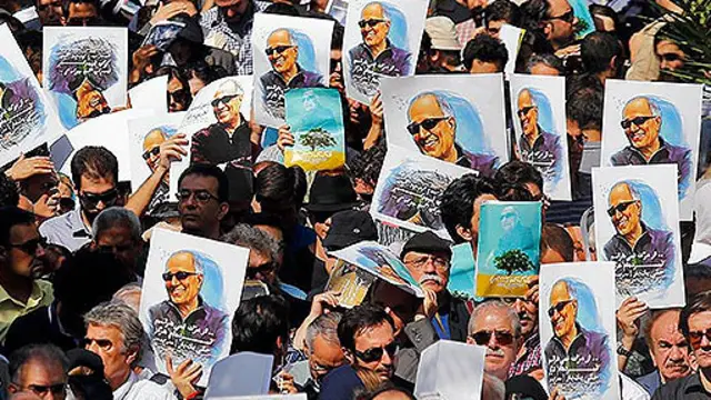 باید اذعان کرد که خیلی پیش نمیآید که یک کشور را تا این حد در ارتباط با یکی از سینماگران یا هنرمندانش بشناسند. عباس کیارستمی در بیست سال گذشته ناخواسته نقش یکی از نمادهای فرهنگی ایران را بازی کرده است.