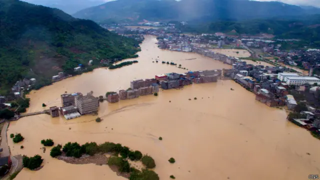 台风造成很多村庄被淹没。