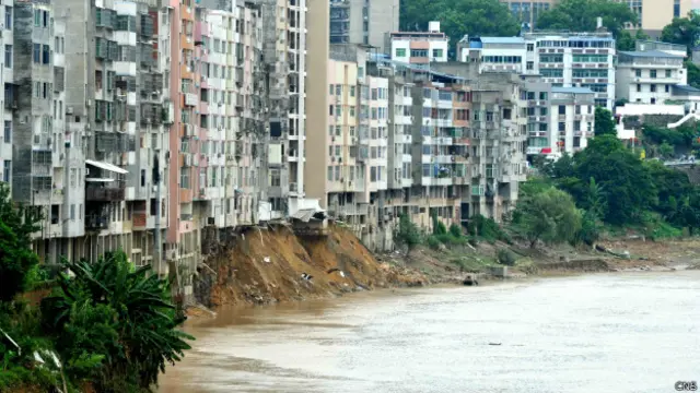 闽清县楼房地基被洪水掏空。
