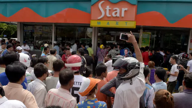 Người dân Campuchia tụ tập bên ngoài nơi xảy ra vụ sát hại ông Kem Ley