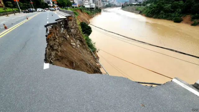 闽清县沿溪路面塌方。