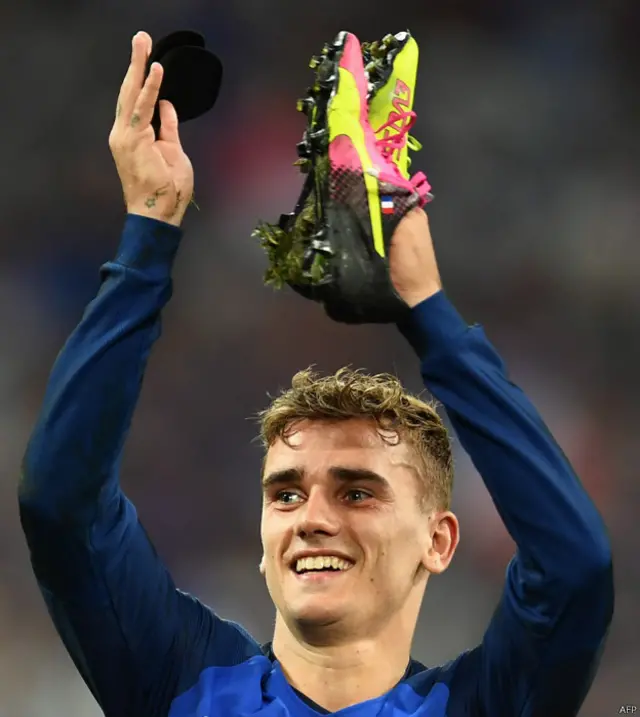 Pemain depan timnas Prancis, Antoine Griezmann, yang mencetak dua gol ke gawang Jerman, kini telah mencetak enam gol sekaligus pencetak gol terbanyak di turnamen ini.