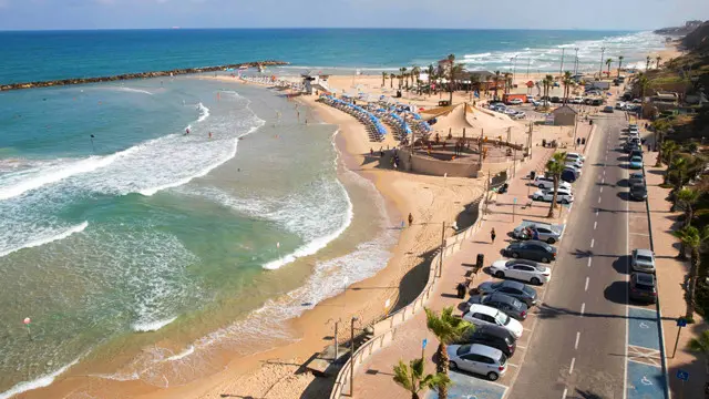 عثرت السلطات الإسرائيلية على قطع من حطام الطائرة الأربعاء الماضي على شاطئ نتانيا شمال تل أبيب