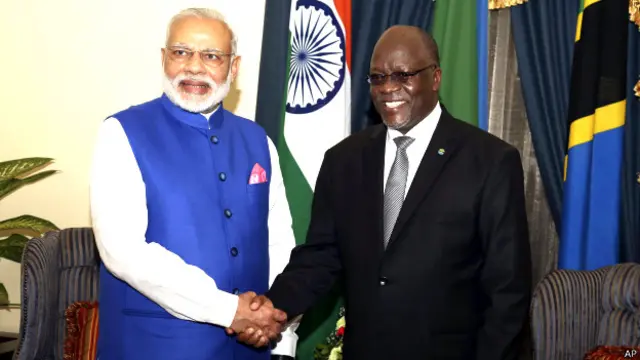 मोदी तंज़ानिया के राष्ट्रपति से हाथ मिलाते हुए