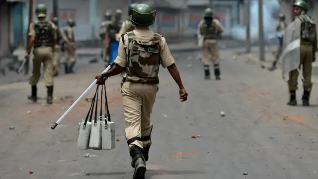 کشیدگی پر قابو پانے کے لیے انڈین حکومت نے نیم فوجی اہلکاروں کی تازہ کُمک کو سرینگر بھیجا ہے۔