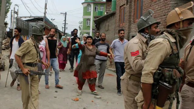 انڈیا کے زیرانتظام کشمیر میں علیحدگی پسند کمانڈر برہان وانی کی ہلاکت کے بعد کشدگی برقرار ہے۔