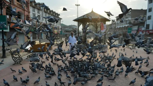 علاقے میں موبائل فون سروس اور انٹرنیٹ سروس بھی معطل ہے۔