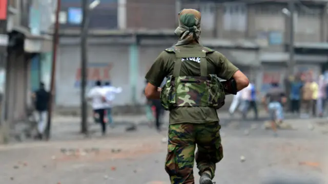 اس دوران کرفیو جاری ہے اور انٹرنیٹ پر بدستور پابندی ہے