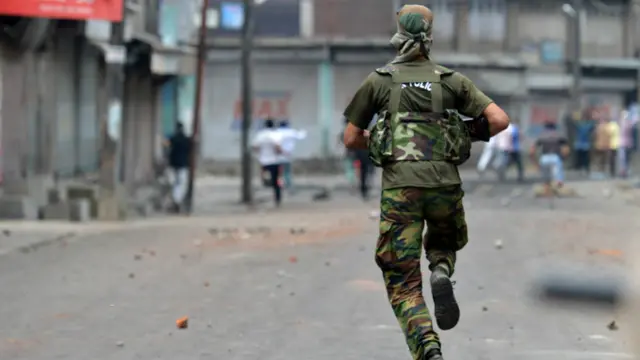 جنوبی کشمیر کے بعد کرفیو نافذ ہے اور لوگوں نے کرفیو کی خلاف ورزی کی کوشش کی تاہم فورسز نے ان کا تعاقب کرکے انھیں منتشر کیا۔