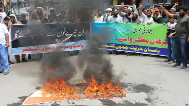 विरोध की आग में जल रहा कश्मीर