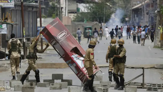 विरोध की आग में जल रहा कश्मीर