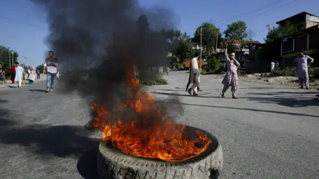 विरोध की आग में जल रहा कश्मीर