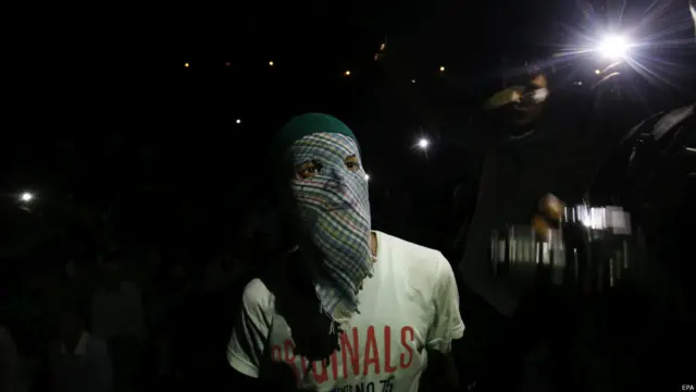 विरोध की आग में जल रहा कश्मीर