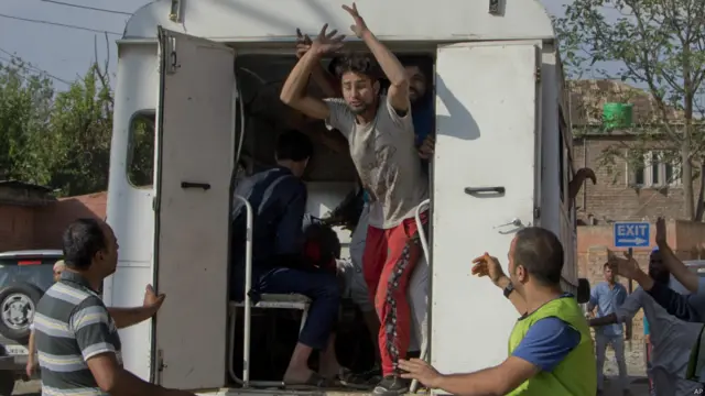 विरोध की आग में जल रहा कश्मीर