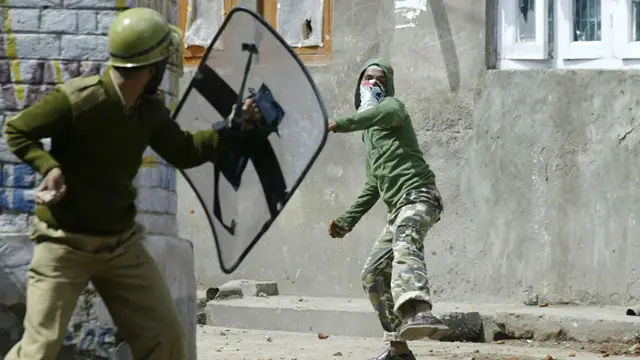 ماہرین کہتے ہیں کہ جب تک کوئی سیاسی حل نہیں ڈھونڈا جاتا تشدد یوں ہی چلتا رہے گا