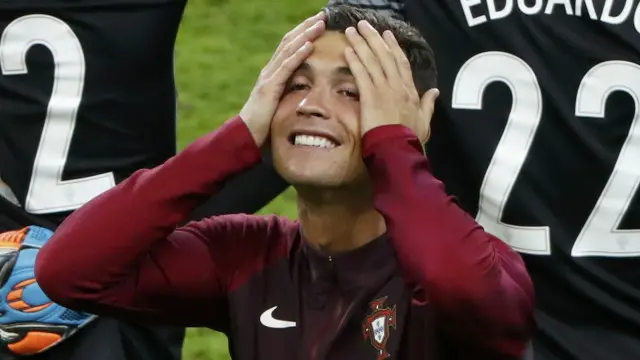 Роналду выбыл из игры еще в первом тайме из-за травмы