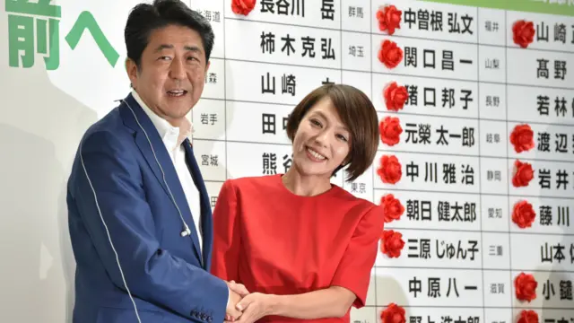 安倍晉三(左)在東京自民黨總部內祝賀今井繪理子(右)當選(10/7/2016)