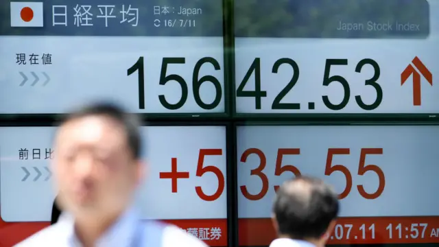 東京街頭某證券行門外的股價播報屏幕(11/7/2016)